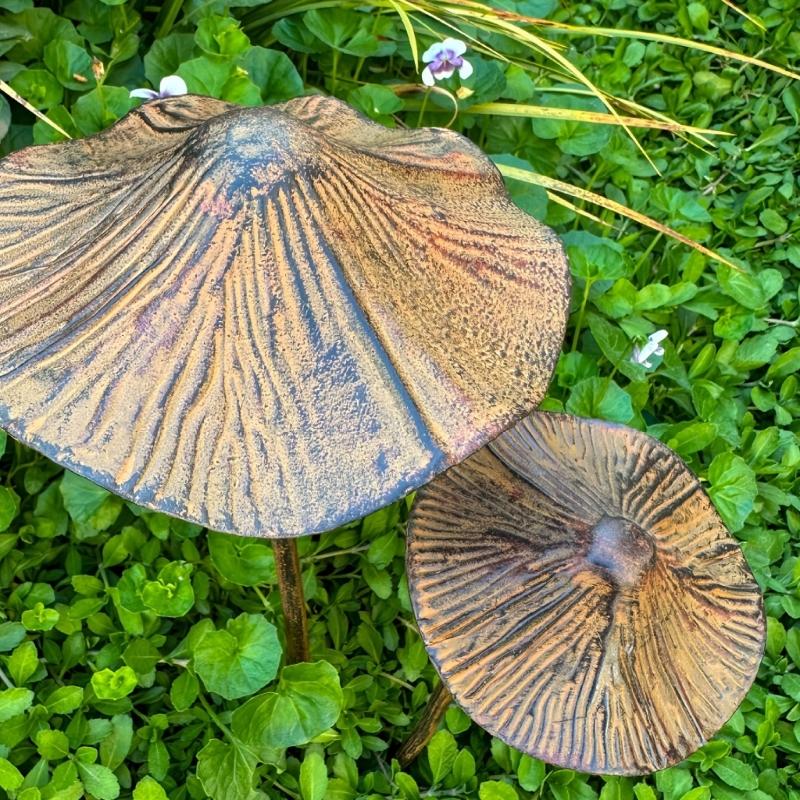 2PCS Stylish Mushroom Shape Garden Stake Antique Iron Art Ground Stake Weather Resistant Decoration For Outdoor Space