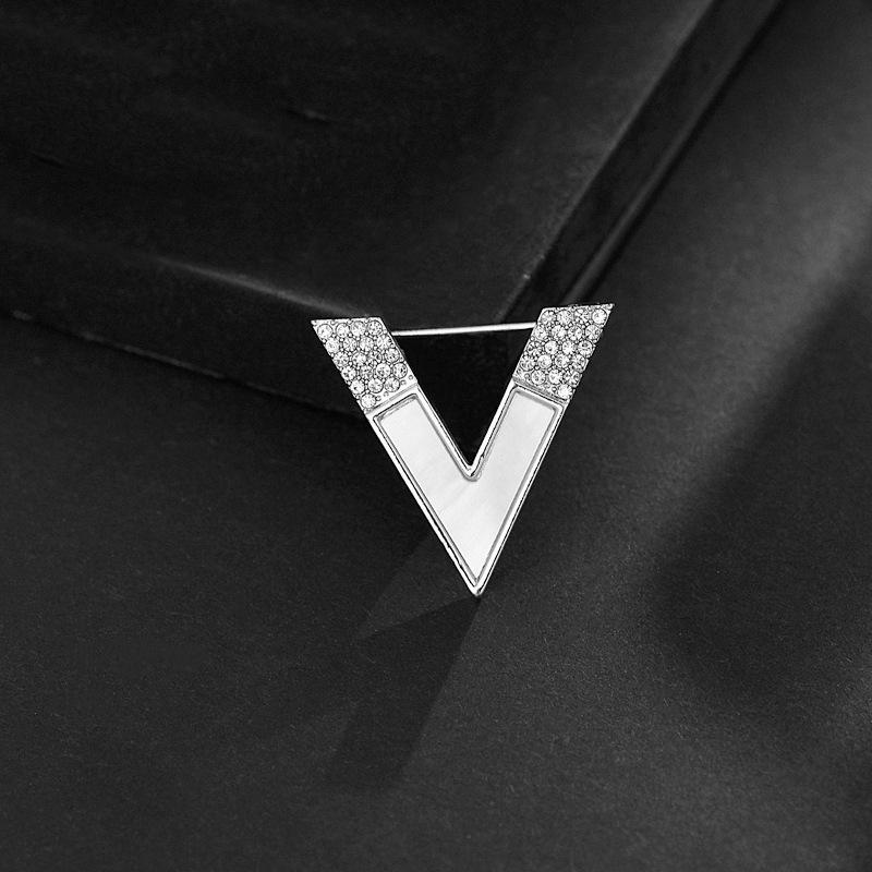 "V Letter Full Diamond Small Brooch for Women, Korean Fashionable and Simple Lapel Pin Cardigan Pin