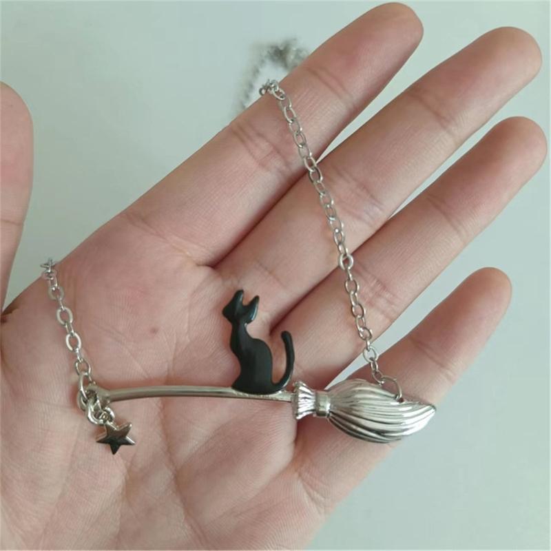 Модное колье-подвеска «Кошки на метле», регулируемая длина, стильный чокер-аксессуар для модных женщин