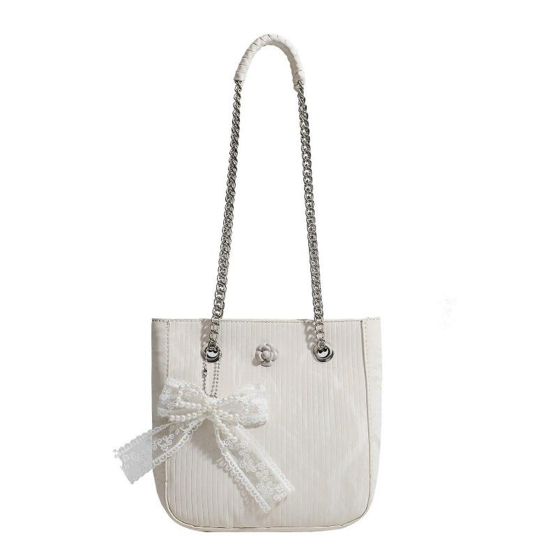 Осенняя женская сумка-тоут с вертикальным кружевным бантом и подвеской. Дизайн женской сумки.