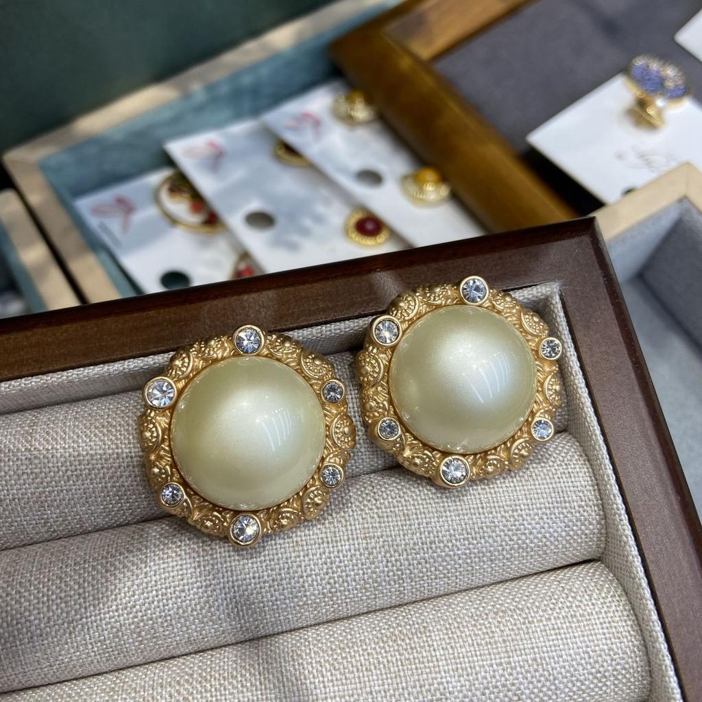 Серьги с круглым жемчугом в стиле барокко, серьги-гвоздики с рельефным кружевом в гонконгском стиле, обожженные вручную и покрытые глазурью