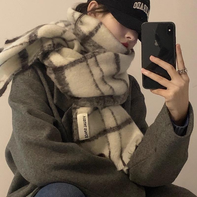 Girls' Winter New High End Versatile Tassel Skin Friendly Student Warm Thick Retro Fashion Scarf