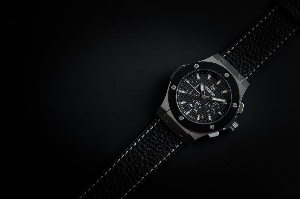 New Model [HYAKUICHI 101] Hyakuichi Wristwatch, 100m Water Resistant, Chronograph, Date Display, SilverBlack Carbon Fiber, Black Leather Strap