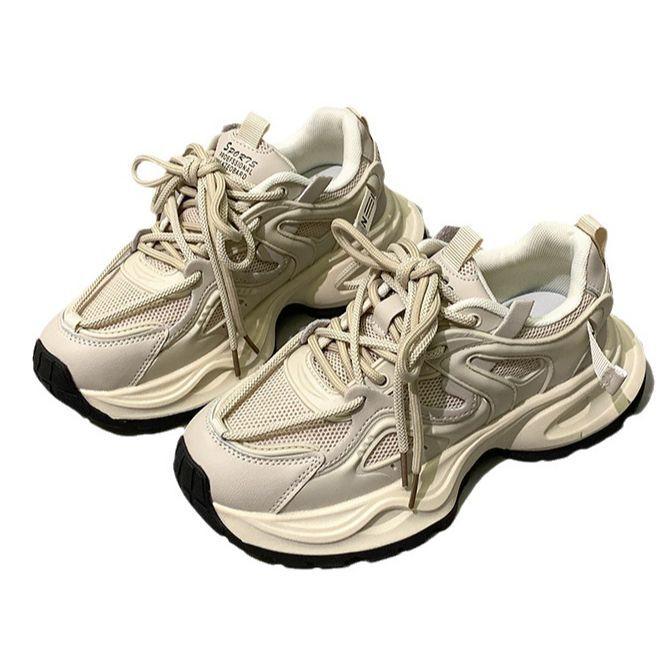 Универсальные спортивные туфли на толстой подошве с нескользящей сеткой в стиле ретро, женские новые летние модели 2025 года, демонстрируют свои ноги и маленькую популярную обувь для пап