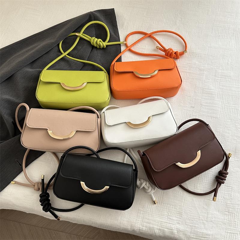 Простая и модная маленькая сумка, летняя новая сумка через плечо с нишевым дизайном, простая и модная маленькая квадратная сумка в тренде