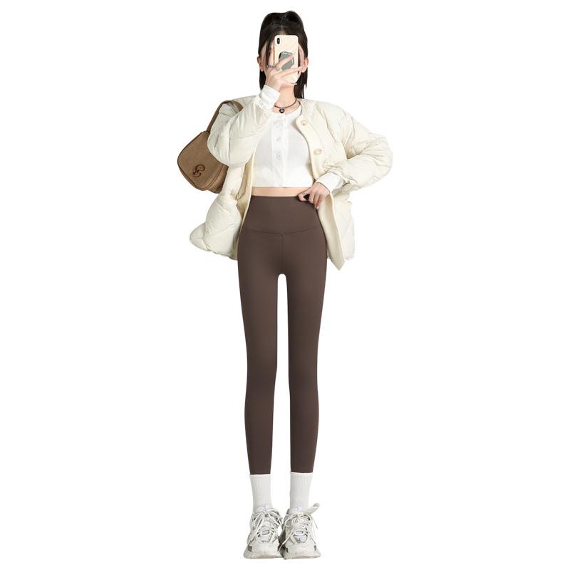 Женские зимние леггинсы из розового бархата — теплые, плотные, без заниженной линии шага, облегающие