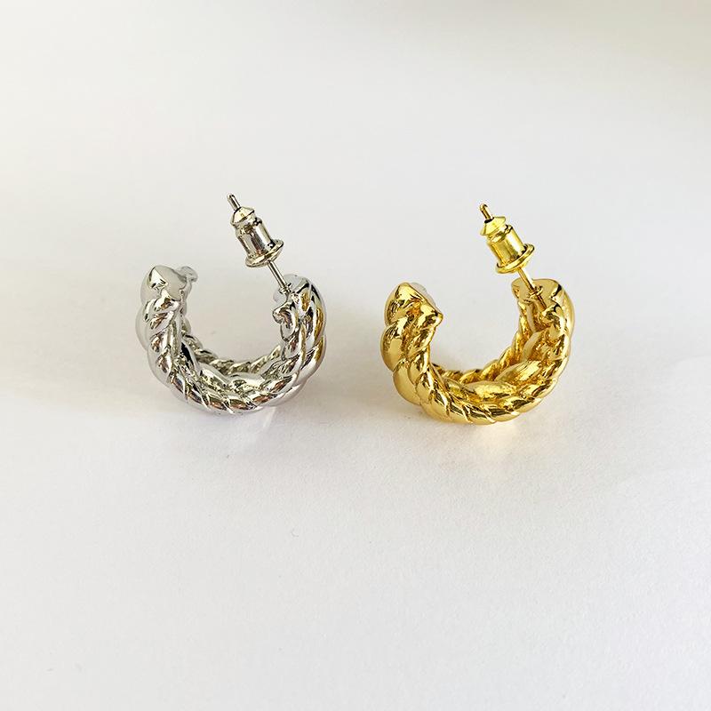 Серьги-крученые женские серьги ins wind fashion cold wind простые серьги-кольца C персонализированные серьги 2025 новые