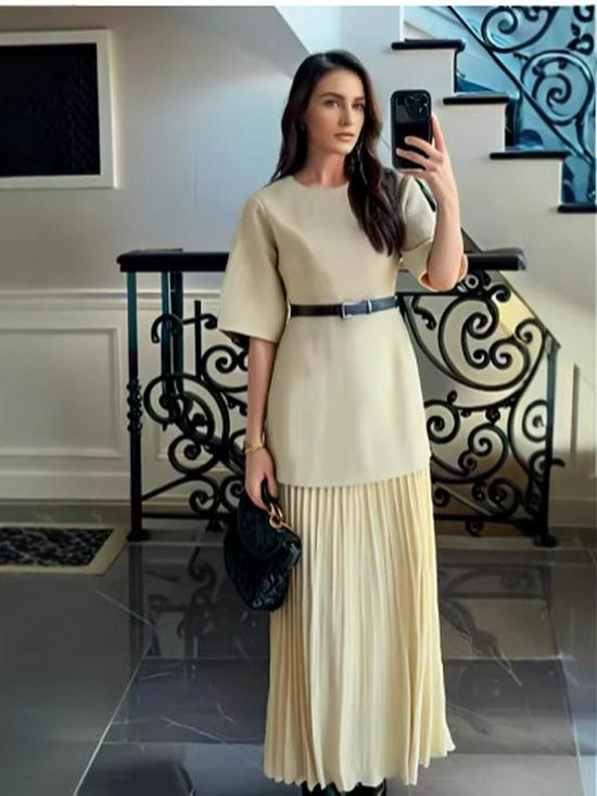 В наличии: Элегантное коричневое лоскутное платье с драпировкой, короткими рукавами и поясом для весны/лета 2025