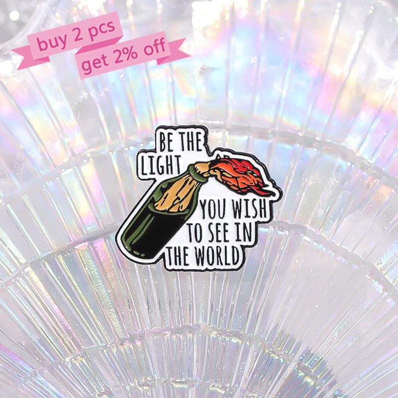Вдохновляющие цитаты Эмалевые значки на заказ БУДЬ СВЕТОМ, КОТОРЫЙ ТЫ ХОЧЕШЬ ВИДЕТЬ Броши Значки на лацкан Забавные украшения Подарок для детей Друзей