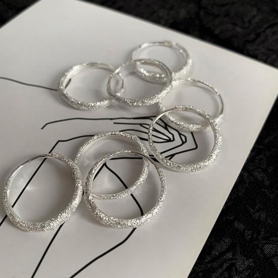 1 пара женских сережек Huggie с мерцающей поверхностью, легкие, геометрические, маленькие серьги для