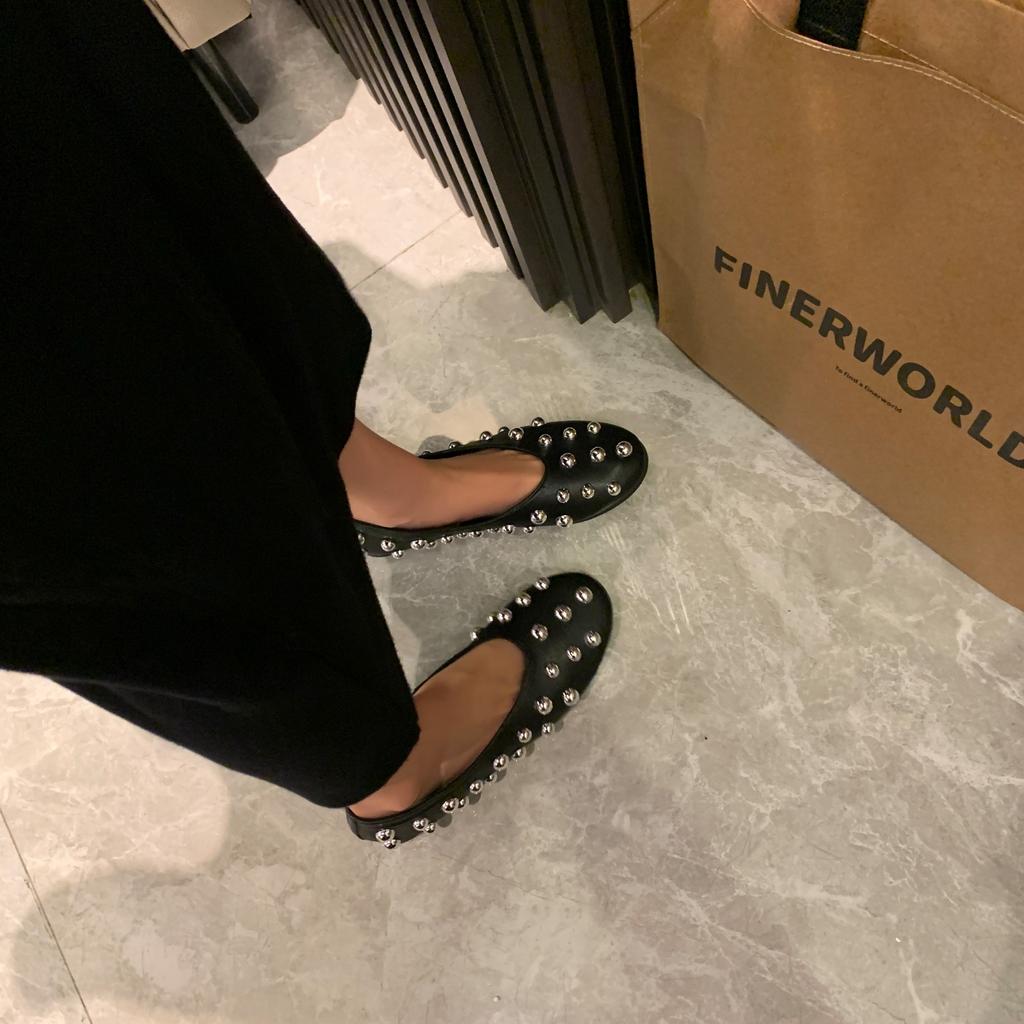 Мода 2025 Новые туфли-лодочки с заклепками и круглым носком, роскошные черные кожаные сандалии, балетки, серебристые металлические туфли Мэри Джейн с вырезами, размеры 35-42