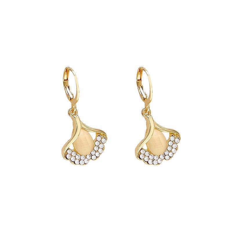 Серьги-клипсы с абрикосовыми листьями и кошачьим глазом — шикарные и универсальные бриллиантовые серьги для женщин