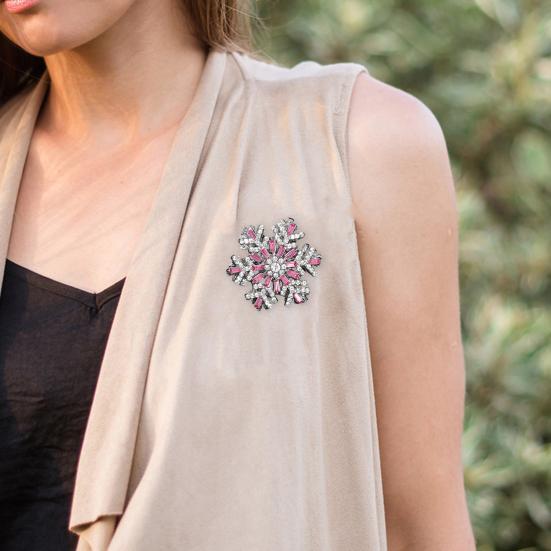 Брошь-булавка в форме снежинки, блестящие стразы, значок с вращающимся внешним слоем, многослойный дизайн, нагрудный значок