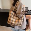 Контрастная клетчатая сумка-тоут женская 2025 осень новая модная универсальная рюкзак большой вместимости студенческая для занятий женская сумка