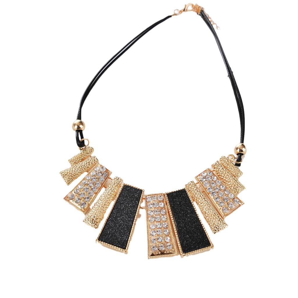 Красочное геометрическое матовое ожерелье в форме веера-трапеции с акцентами из смолы и масляной эмали