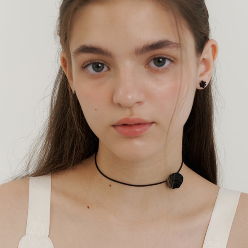 GETMEBLING Nigra Rosa Necklace