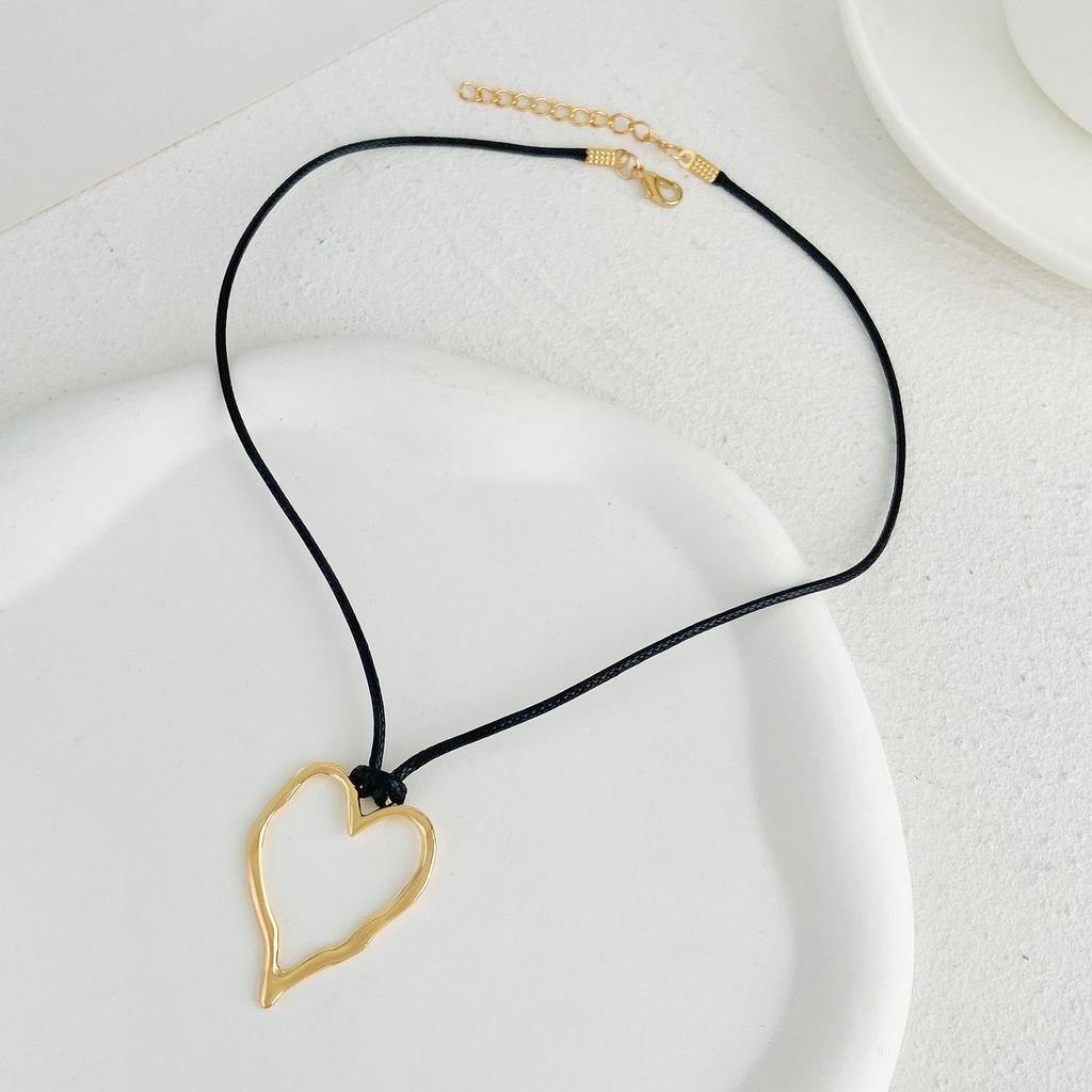 European-American Geometric Irregular Heart Hollow Pendant Oval Wax Rope Necklace