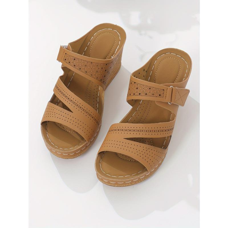 Босоножки на танкетке с открытым носком и высоким каблуком — удобные туфли без застежек с ремешками сзади, верхом из искусственной кожи и резиновой подошвой