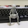 3D-печатная фигурка читающего инопланетянина, креативная скульптура сидящего инопланетянина, коллекционные фигурки инопланетян из смолы для рабочего стола, офиса, кабинета