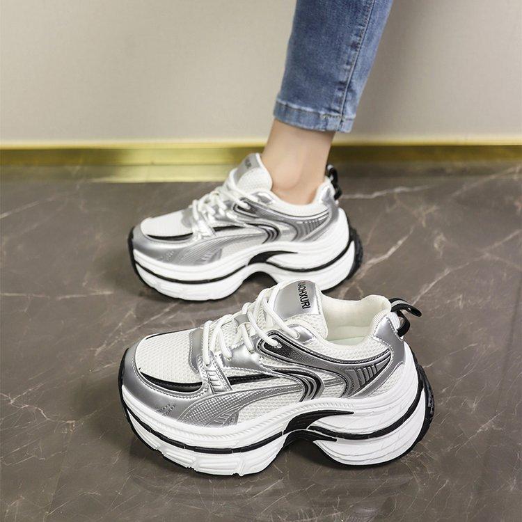 Женские летние кроссовки на толстой подошве, новая корейская версия, сетчатые дышащие, маленькие на толстой подошве, увеличивающие рост, студенческие повседневные спортивные туфли