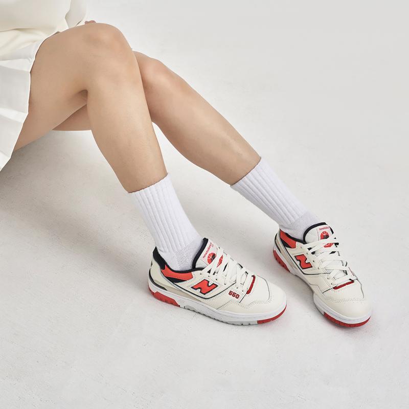 New Balance 550 Кроссовки цвета морской соли и настоящего красного BB550VTB