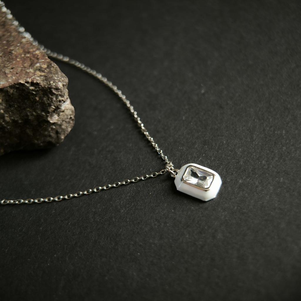 Серебряное колье с фианитами, емаллю, вес изделия 2,16 гр (2185635)