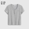 Женская футболка-henley с вышивкой логотипа и цветочным узором