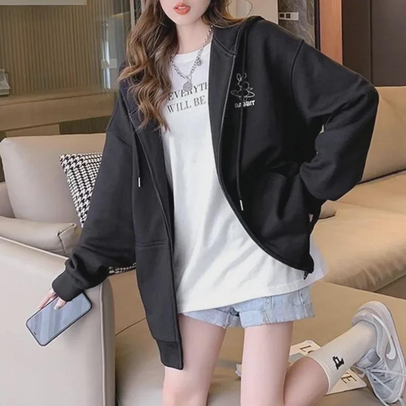 Girls' Hooded Sweatshirt Cardigan, Embroidered Pattern, New Lazy Style, Loose Fit, Long-Sleeved Jacket for Spring, Autumn, and Winter 2025.