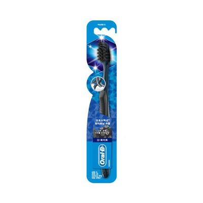 Зубная щетка Oral-B Cross Action Whitening с активированным углем (Отбеливающий уход)