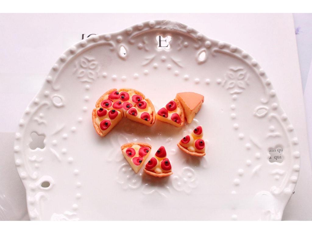 «Украшения ручной работы на тему еды»: Аксессуары для телефона в виде хлеба, яичного пирога и багета, материал для самостоятельного изготовления из смолы