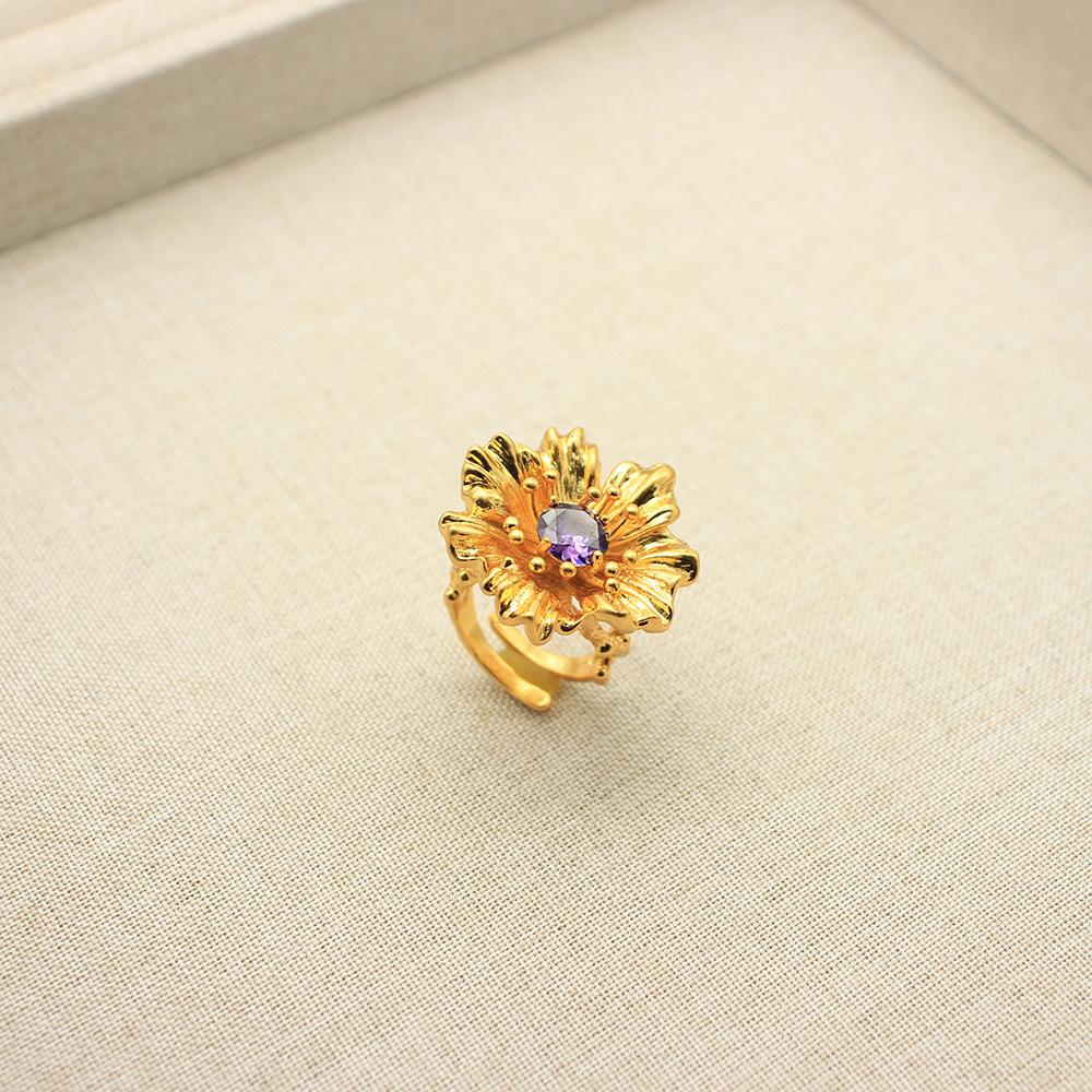 Нишевый французский ретро набор серег-пусетов и кольца с цветком ромашки и фиолетовым цирконом