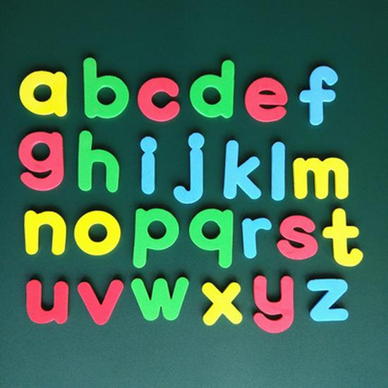 Магнитные наклейки с буквами алфавита и цифрами для раннего образования: 26 цветных заглавных букв для досок и холодильников