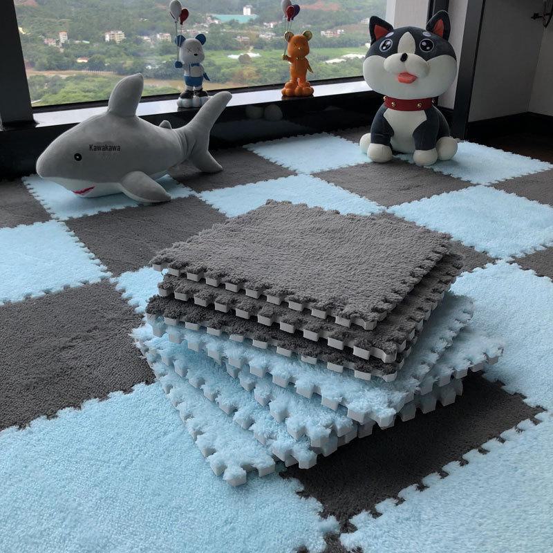 Мягкий тканевый клетчатый коврик для пола серого и бежевого цвета с соединяющимися плитками