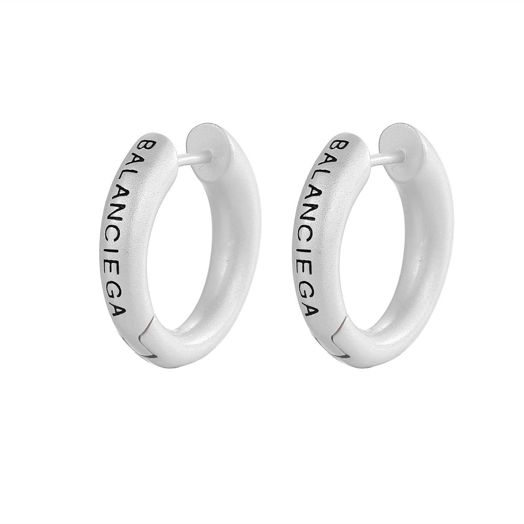 Стильные простые буквы из металла с матовой текстурой, круглые серьги, металлическая холодная ниша, текстура, пряжка для ушей, мода