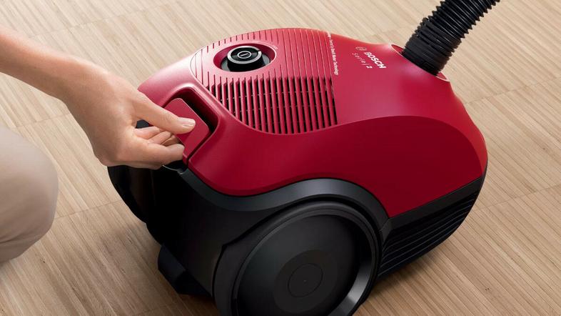 Bosch BGSL2RD1 Bagged Vacuum Cleaner, 600 W, Anti-Allergy Filter, Red