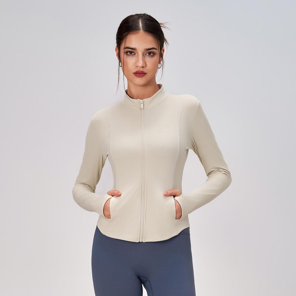 Женская быстросохнущая облегающая спортивная куртка с воротником-стойкой и молнией. Идеально подходит для занятий йогой и фитнесом на открытом воздухе осенью/зимой.