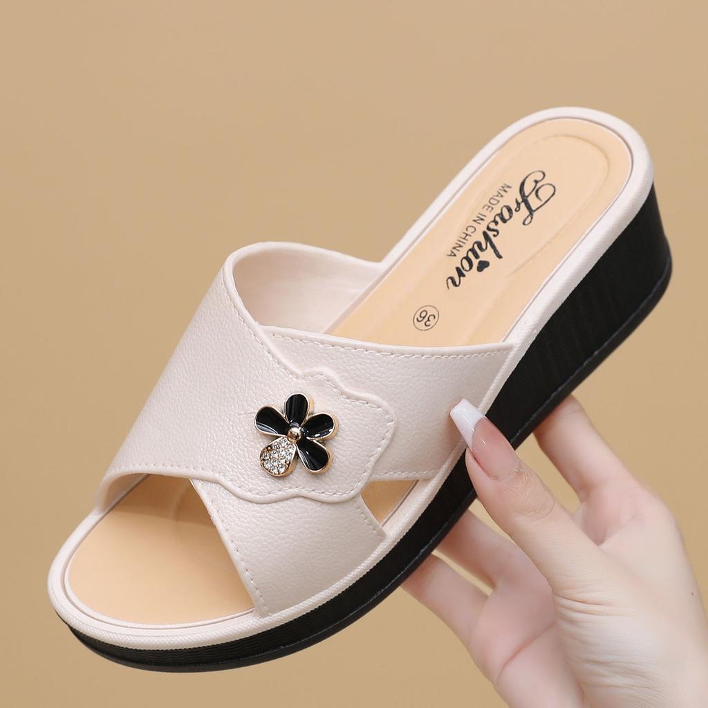 Летние тапочки для женщин, модные для среднего возраста, новый стиль для выхода на улицу и пребывания дома, женские классные тапочки