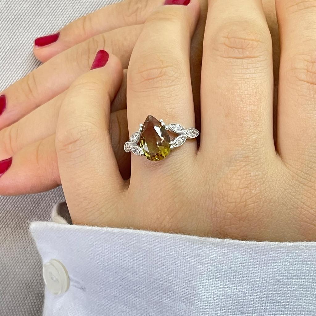 Кольцо с изменяющимся цветом зултанита, серебряное кольцо с драгоценным камнем из зултанита в виде капли, цвет камня меняется с изменением дневного света.