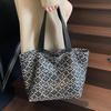 Commuter To Work Large-capacity Bag Women's 2025 New Fashion Tote Bag Versatile Foreign Style Shoulder Armpit Bag