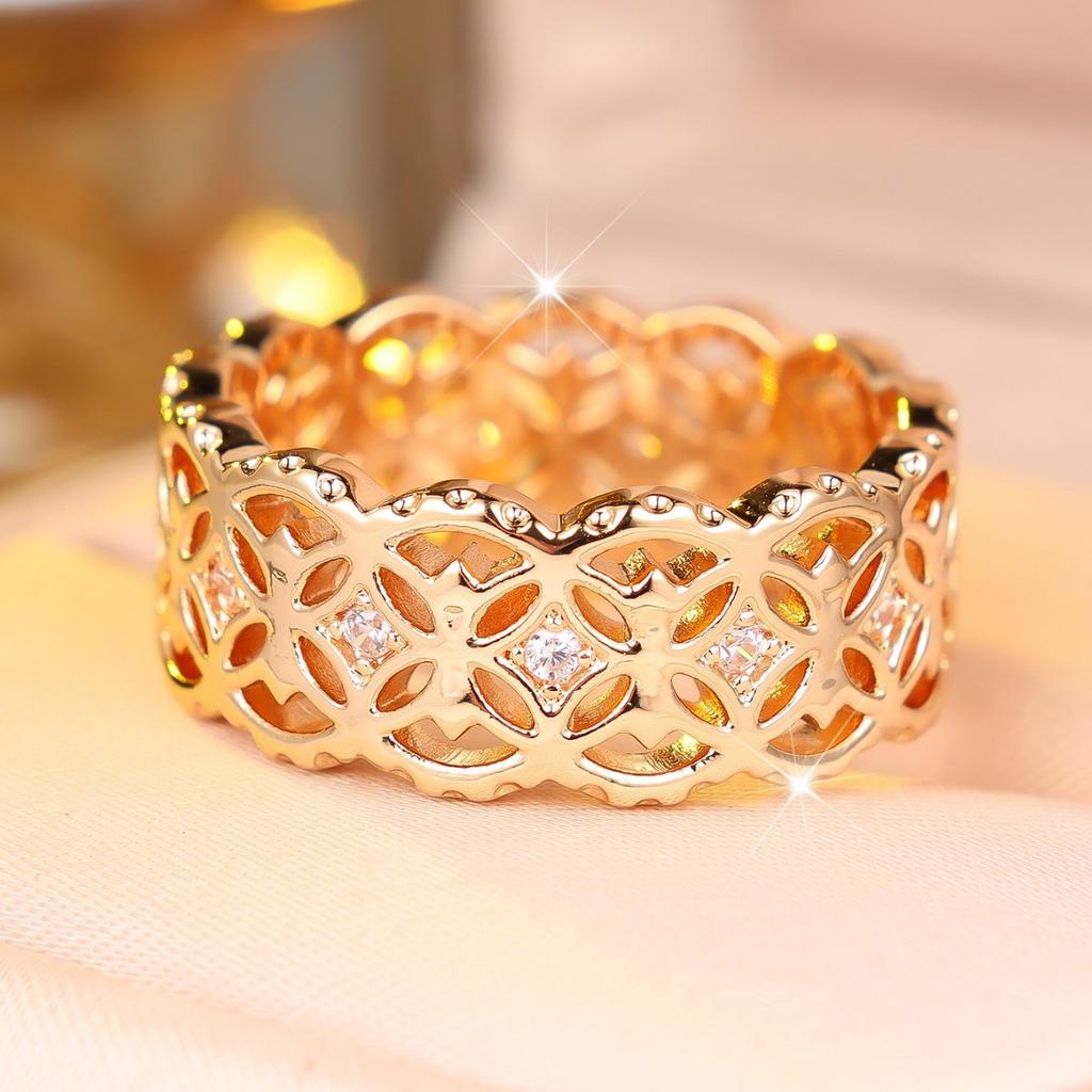French court-style window lattice ring with full diamond embellishments Gold-patterned design, a sophisticated and stylish accessory for everyday