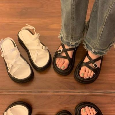 Серебристые нишевые сандалии на платформе-маффине с открытым носком женские 2025 лето новая корейская версия универсальные нескользящие пляжные римские туфли