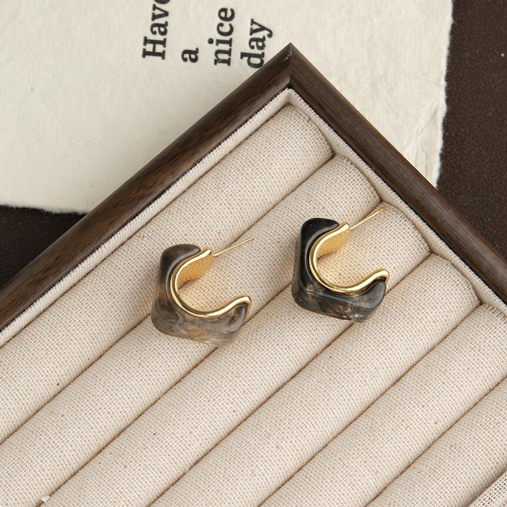 French retro Maillard style high-end earrings, simple design Hong Kong style stud earrings, autumn and winter niche versatile earrings