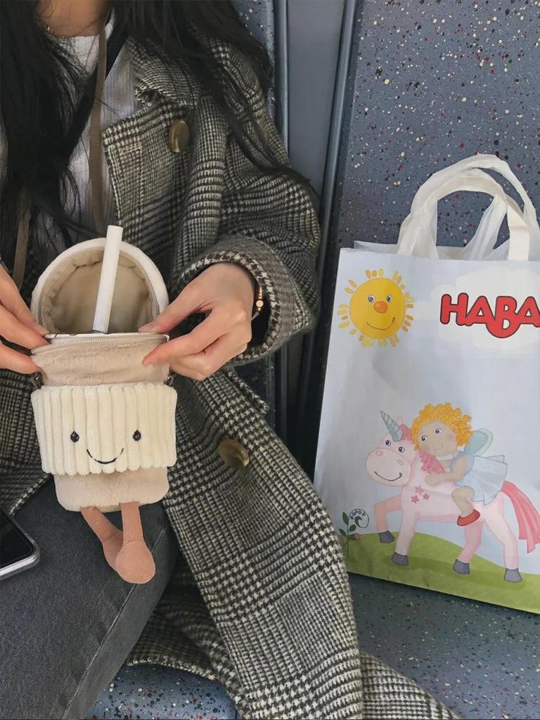 Набор из британского мультяшного кофе и сумки-мессенджера: Женская плюшевая игрушка и подарочный пакет для чашки молочного чая