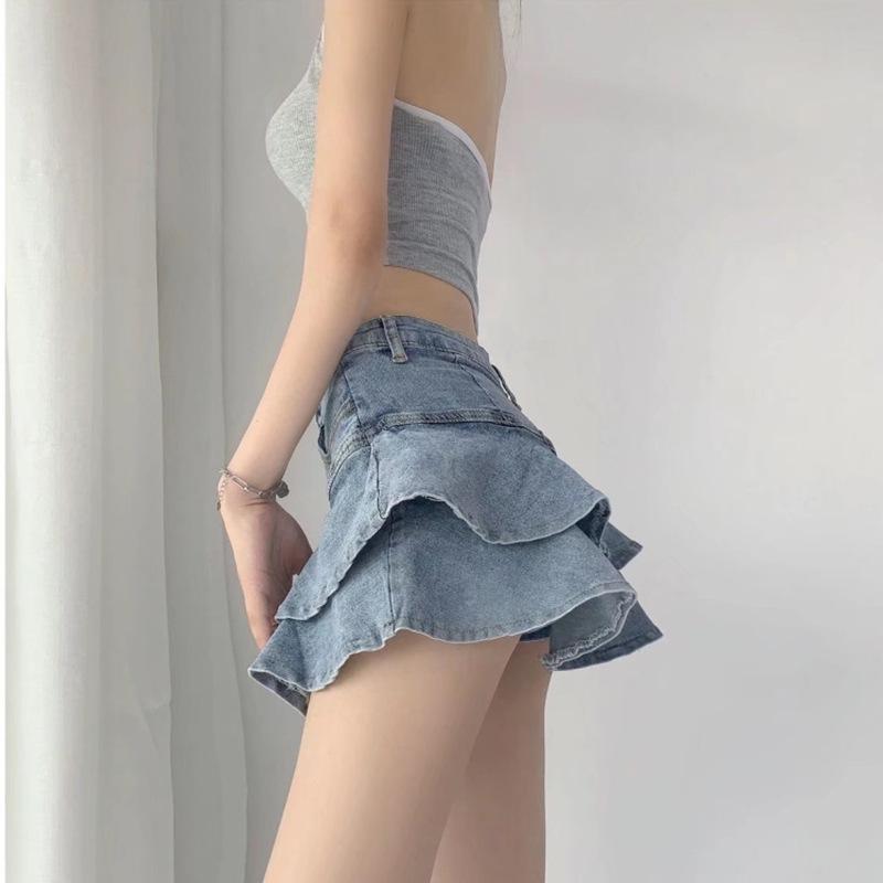 Мини-юбка из денима с завышенной талией и складками «рыбий хвост» — облегающий фасон А-силуэта