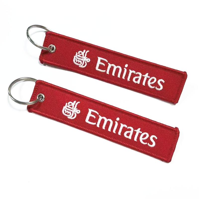 Брелок-подвеска с двусторонней вышивкой от авиакомпании Emirates — персонализированный подарок для любителей полетов.