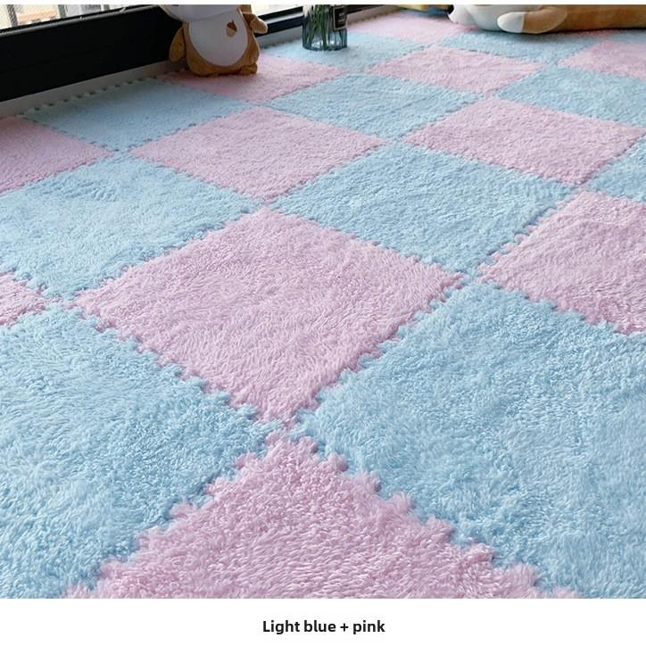 Мягкий тканевый клетчатый коврик для пола серого и бежевого цвета с соединяющимися плитками