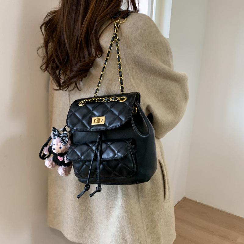 Модный женский рюкзак с ромбовидной вышивкой нитью, новая универсальная модель 2025 года, дорожный мини-рюкзак на цепочке для школы