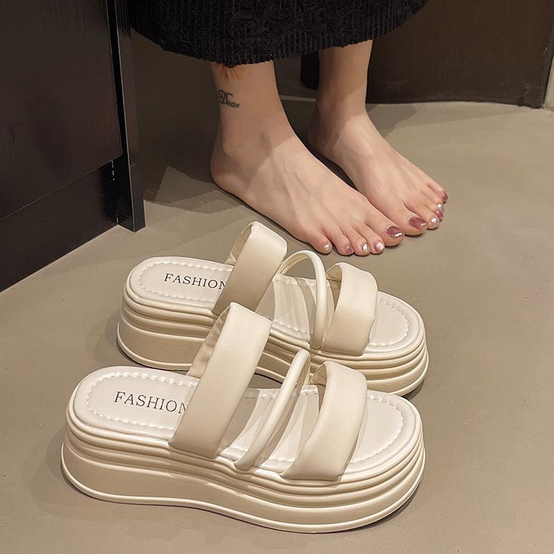 Тапочки женские для улицы 2025 лето новые сандалии модные на платформе-маффин пляжная обувь студенческие крутые тапочки