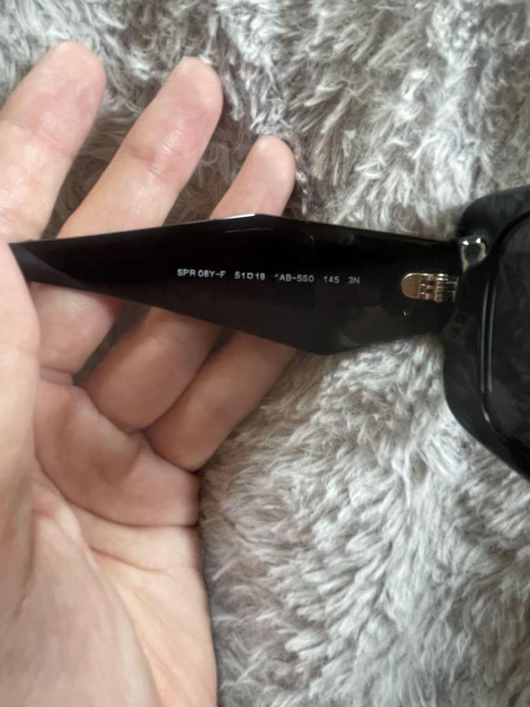 [Б/У] Оригинальные солнцезащитные очки с логотипом Prada (архив) носят Ники