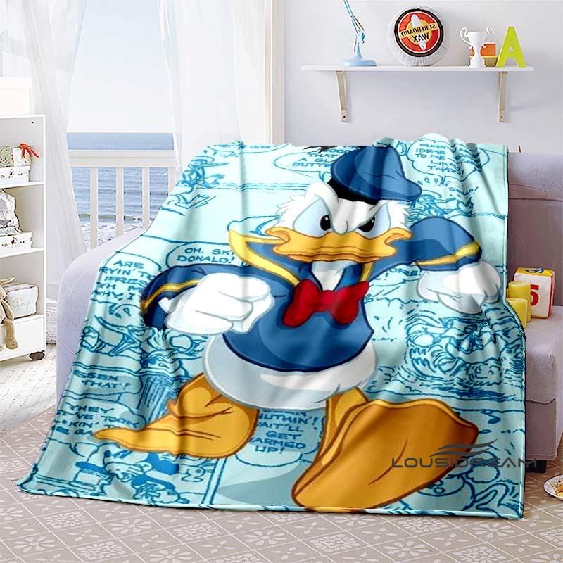 This Donald Duck cartoon print blanket is warm and comfortable, suitable for adults, and is an ideal choice for occasions such